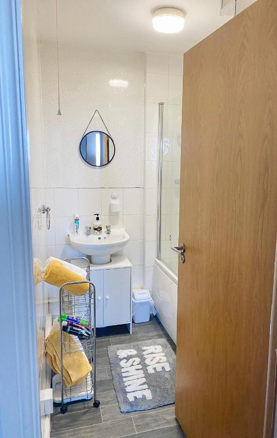 Unique View Of Anfield Stadium - Charming 2 Bedroom Apartment In Liverpool With Parking Экстерьер фото