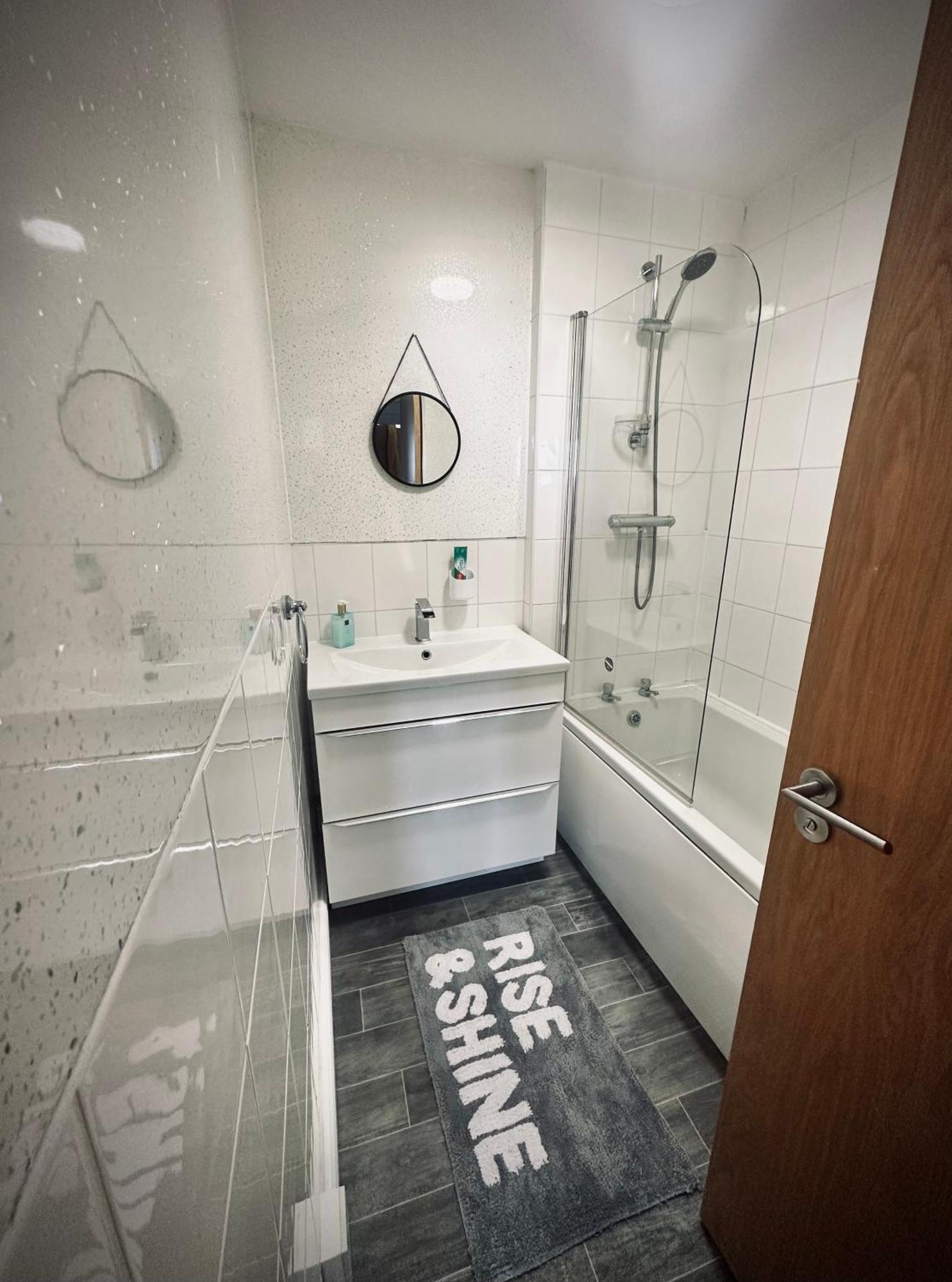 Unique View Of Anfield Stadium - Charming 2 Bedroom Apartment In Liverpool With Parking Экстерьер фото